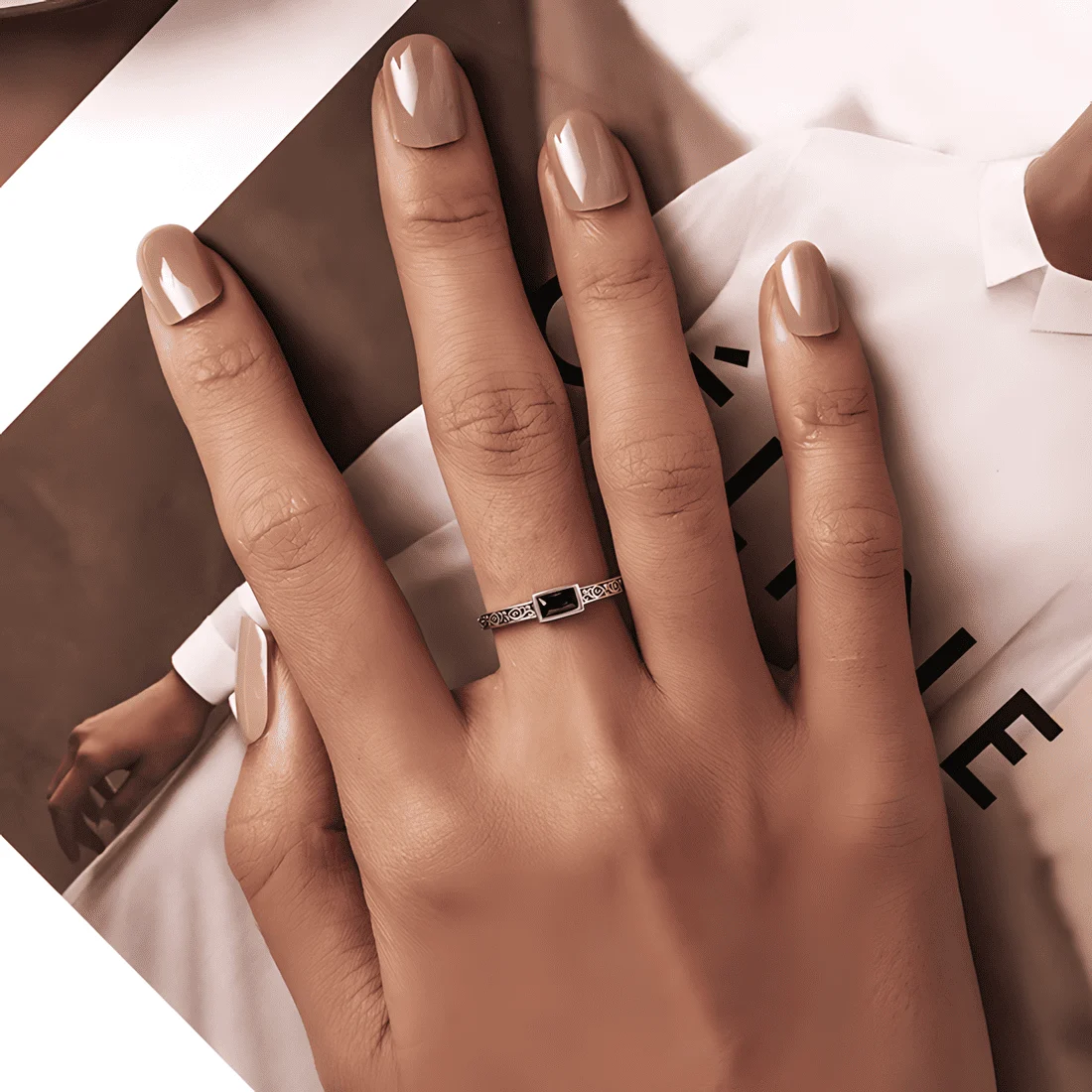 Anillo Vintage con Piedra Azul <myexti><span>Plata de Ley 925, chapada en oro blanco, con grabados y circonitas azules - ajustable</span></myexti> - Imagen 2